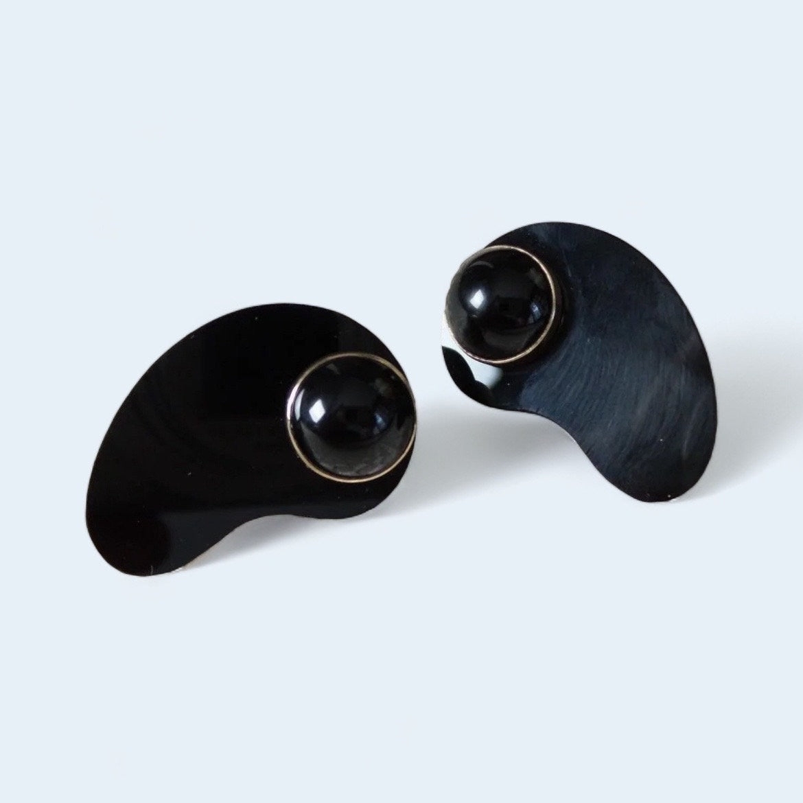 Mid-Century Modern Onyx Black Glass and 14K Yellow Gold Amoeba Earrings