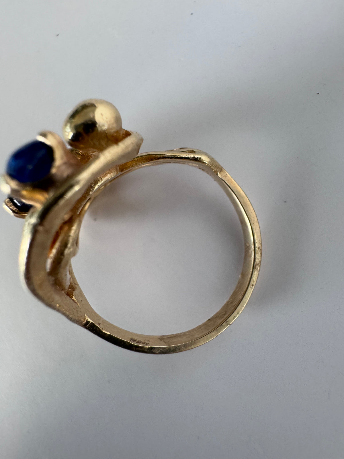 1970s Organic 14K Gold Sapphire Cabochon Ring Sculptural Flowing Design