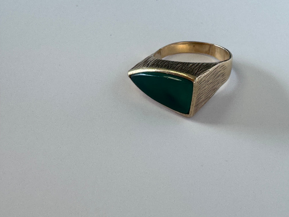 Estate modernist 14K gold abstract jade ring mid century angular brutalist design textured finish