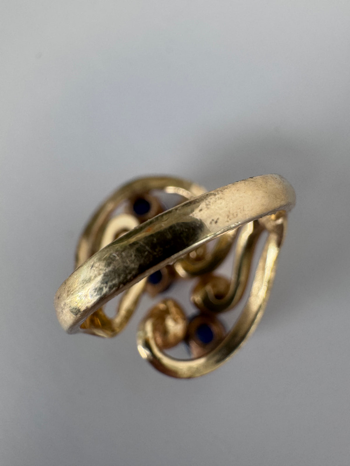 1970s Organic 14K Gold Sapphire Cabochon Ring Sculptural Flowing Design