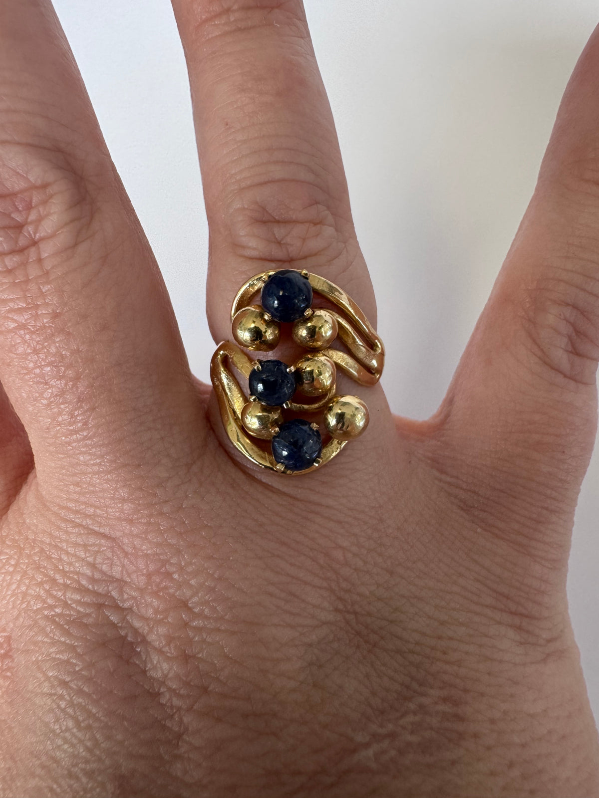 1970s Organic 14K Gold Sapphire Cabochon Ring Sculptural Flowing Design