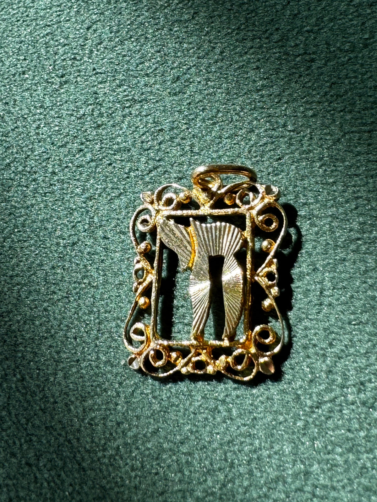 14K Yellow Gold Filigree Chai Pendant Scrollwork Frame Hebrew Life Symbol Judaica Fine Jewelry
