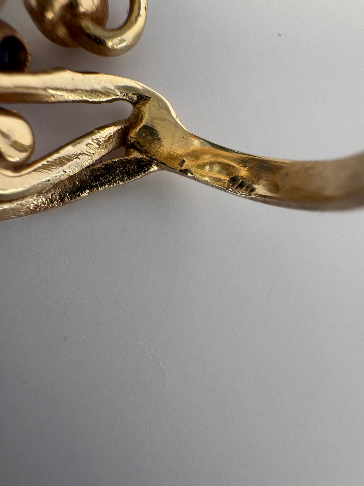 1970s Organic 14K Gold Sapphire Cabochon Ring Sculptural Flowing Design