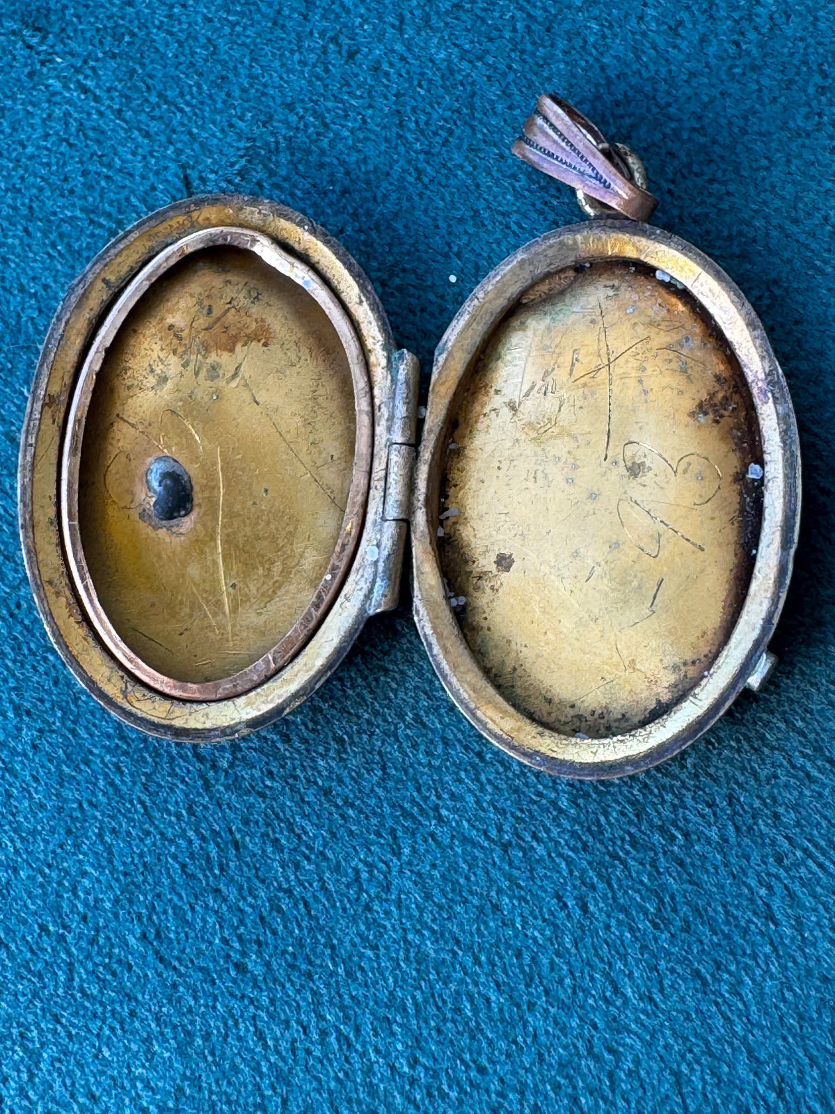 Antique Victorian rolled gold locket with engraved flower vase, multicolored gold, oval shape