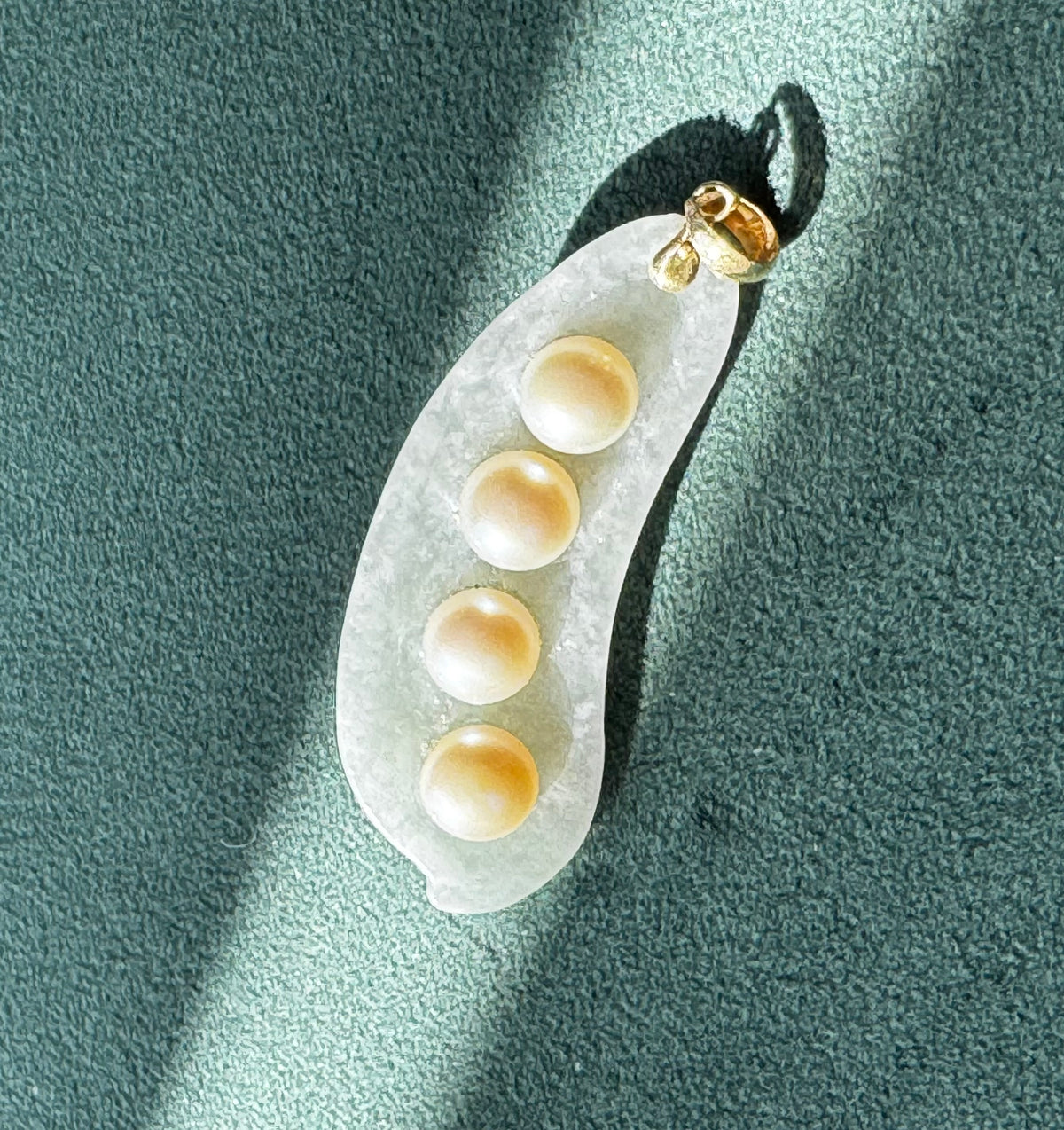 Vintage White Jade Pea Pod Pendant Four Cultured Pearls 14K Gold Bail Four Peas in a Pod Mother and Sibling Gift