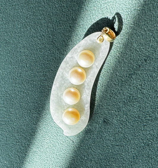 Vintage White Jade Pea Pod Pendant Four Cultured Pearls 14K Gold Bail Four Peas in a Pod Mother and Sibling Gift