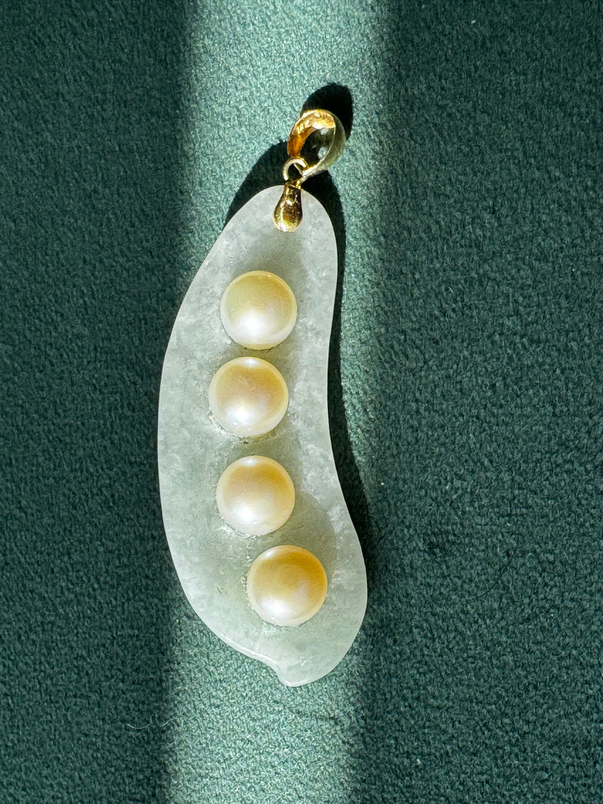 Vintage White Jade Pea Pod Pendant Four Cultured Pearls 14K Gold Bail Four Peas in a Pod Mother and Sibling Gift