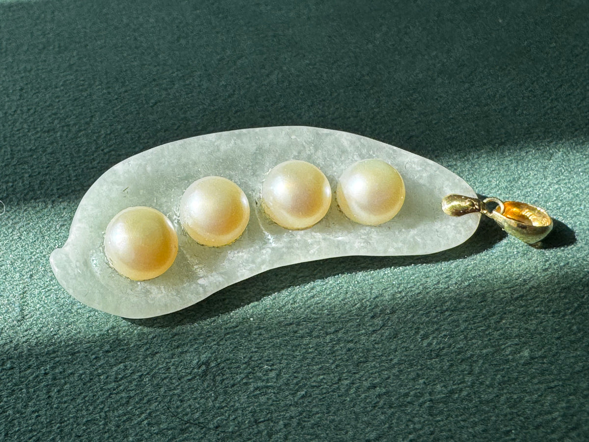 Vintage White Jade Pea Pod Pendant Four Cultured Pearls 14K Gold Bail Four Peas in a Pod Mother and Sibling Gift