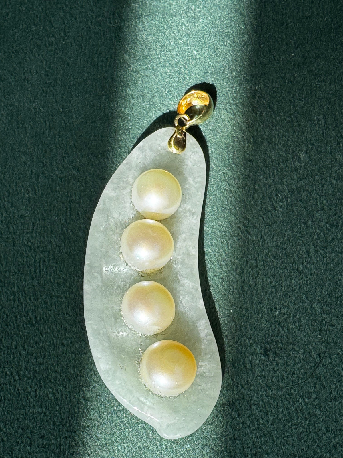 Vintage White Jade Pea Pod Pendant Four Cultured Pearls 14K Gold Bail Four Peas in a Pod Mother and Sibling Gift