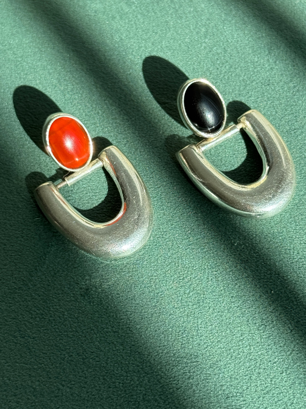 Vintage Taxco Mexico Sterling Silver Asymmetric Carnelian and Onyx Dangle Earrings TM-19 925