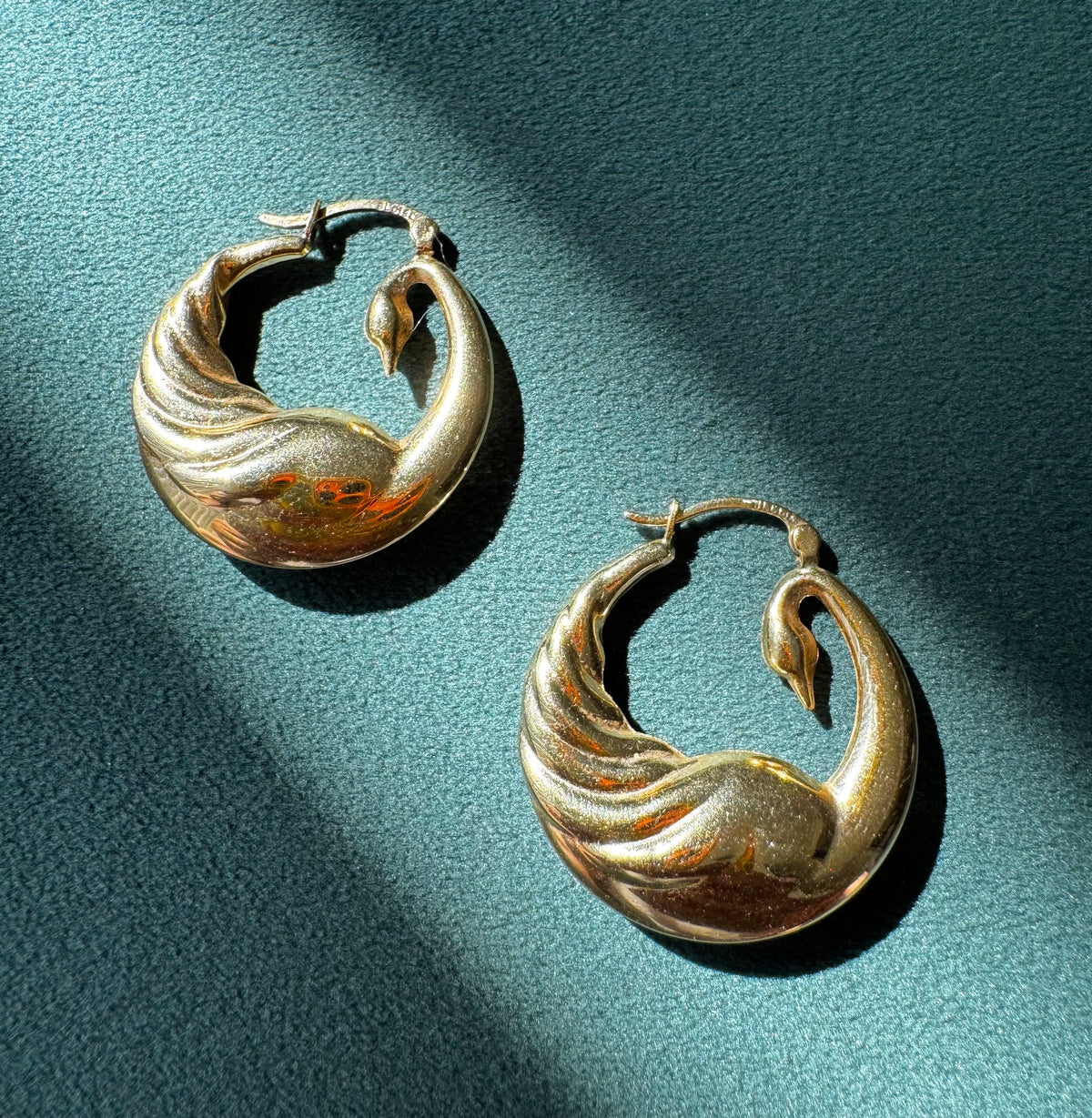 Vintage 18K Solid Yellow Gold Swan Hoop Earrings 3.5 Grams