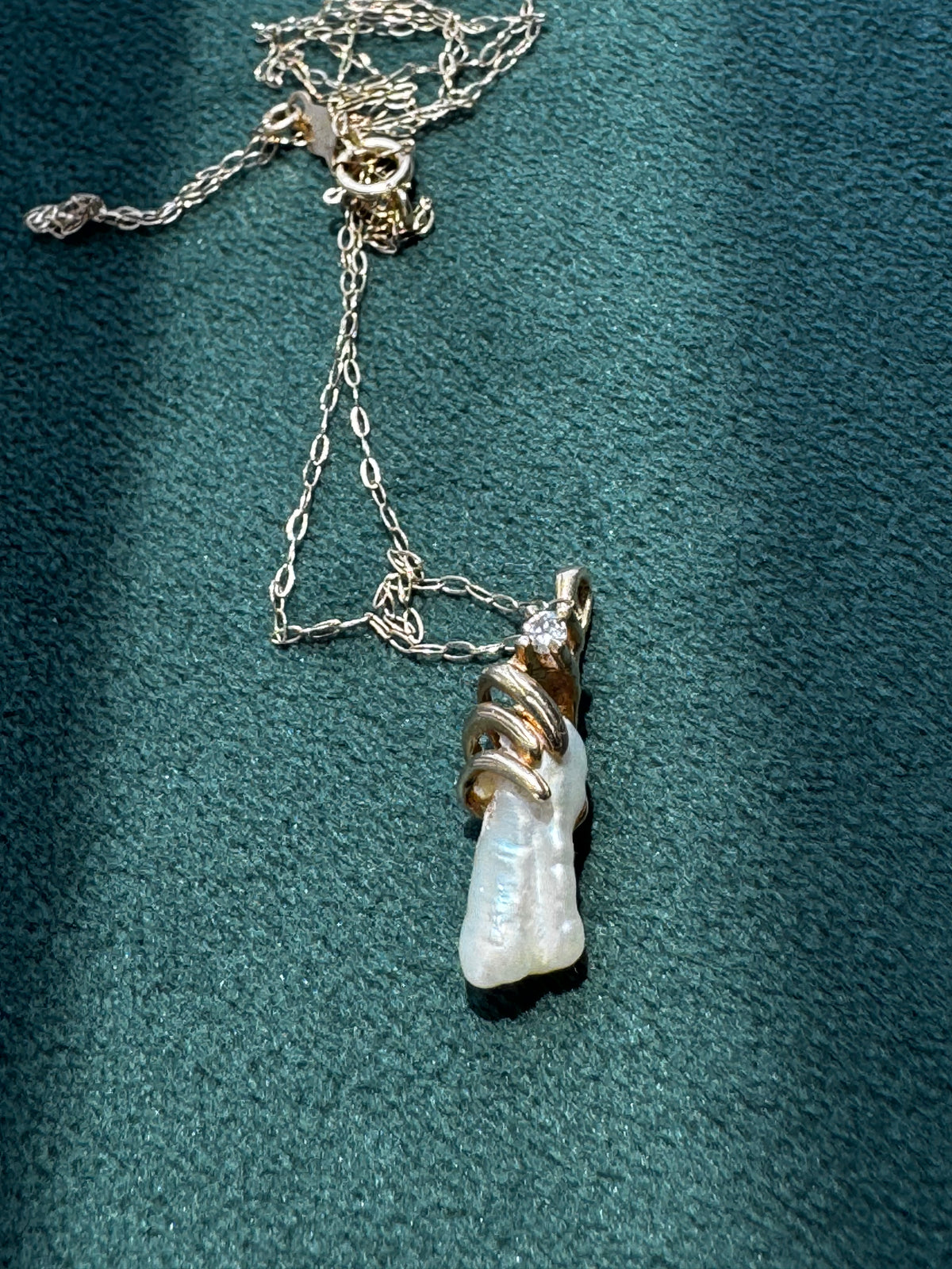 14K Gold Freshwater Baroque Pearl Diamond Accent Pendant Necklace Modernist Claw Setting