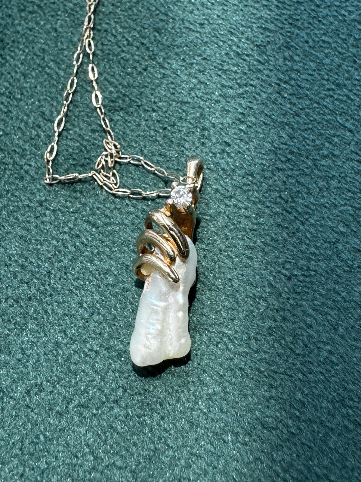 14K Gold Freshwater Baroque Pearl Diamond Accent Pendant Necklace Modernist Claw Setting