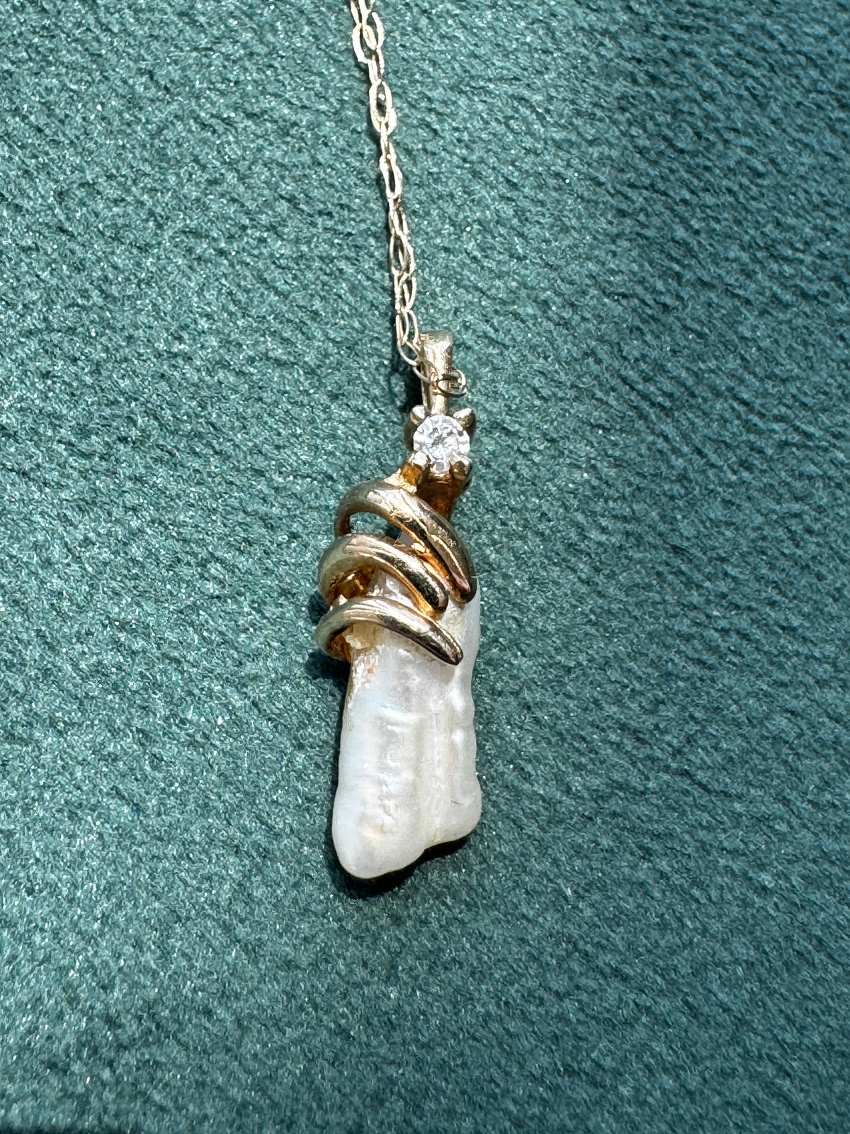 14K Gold Freshwater Baroque Pearl Diamond Accent Pendant Necklace Modernist Claw Setting