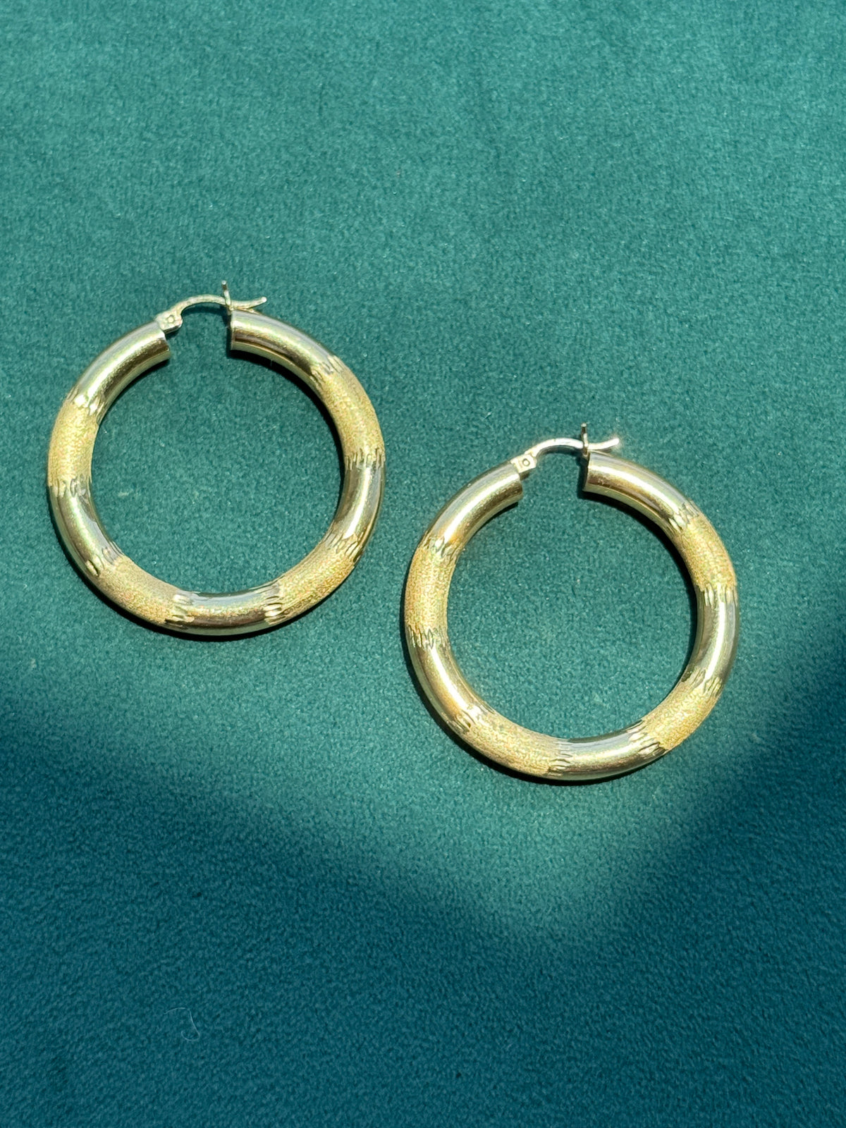 Vintage Y2K 14K Gold Diamond Cut Tube Hoop Earrings 1.25 Inch Latch Closure