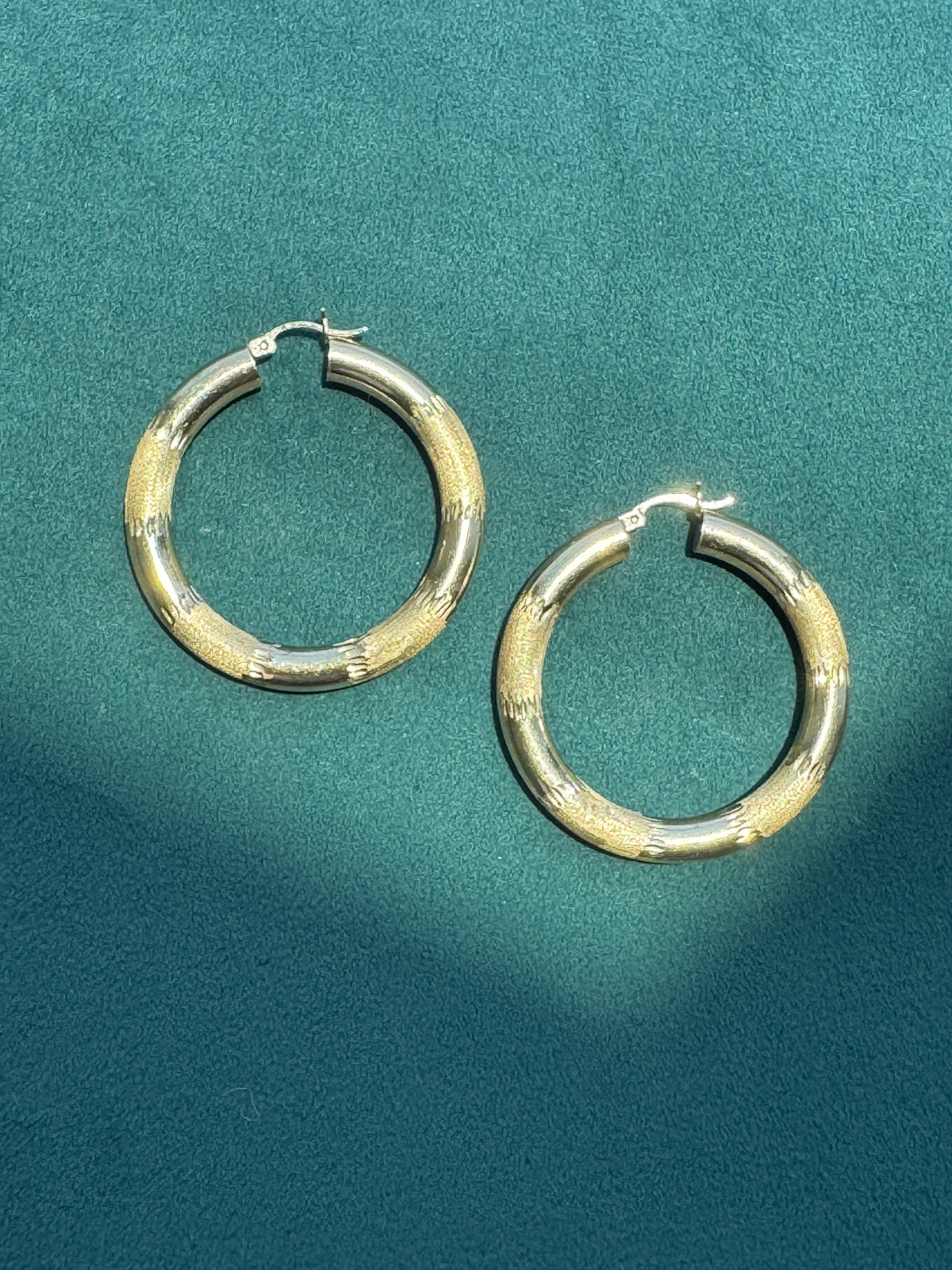 Vintage Y2K 14K Gold Diamond Cut Tube Hoop Earrings 1.25 Inch Latch Closure