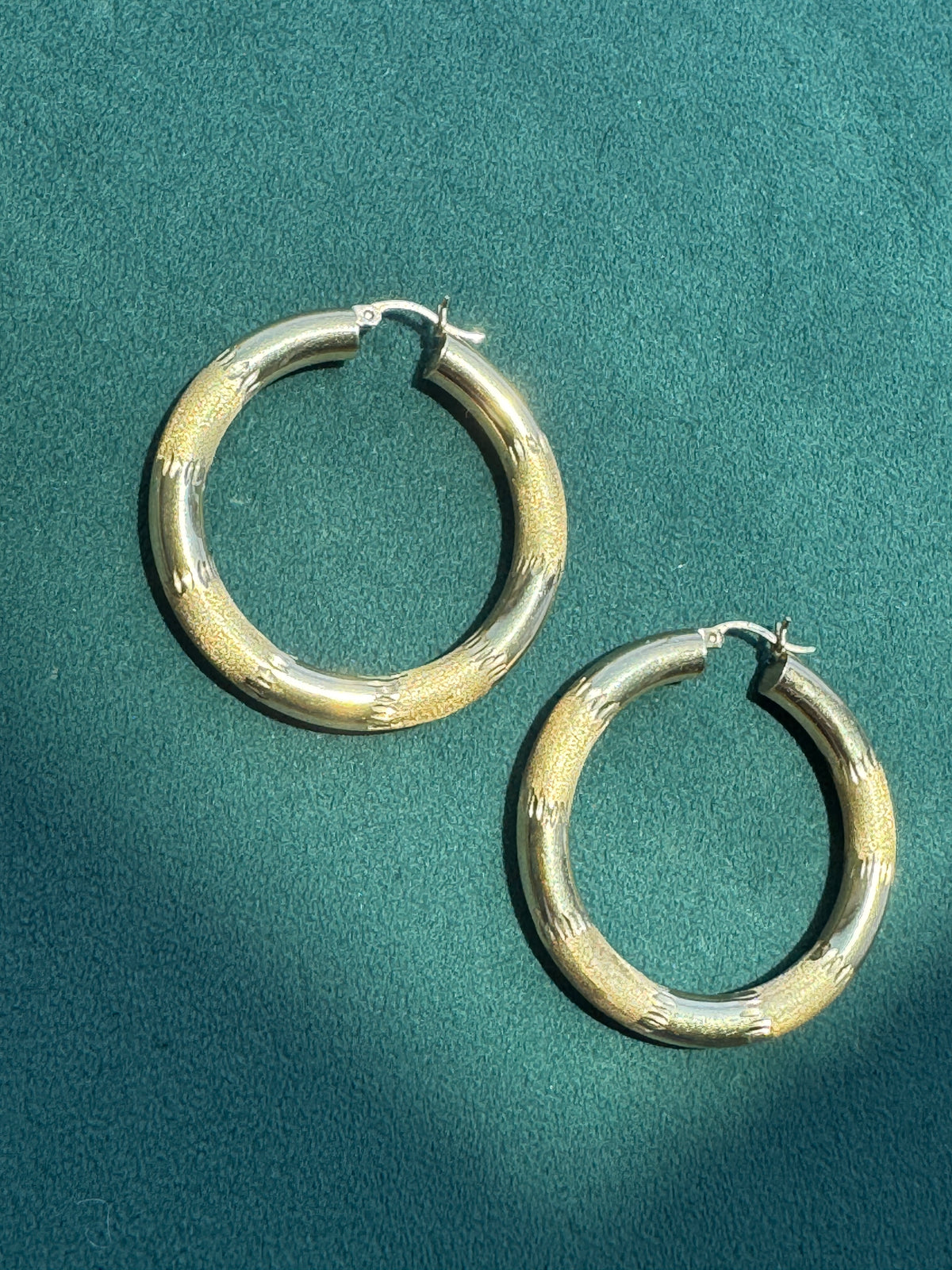Vintage Y2K 14K Gold Diamond Cut Tube Hoop Earrings 1.25 Inch Latch Closure