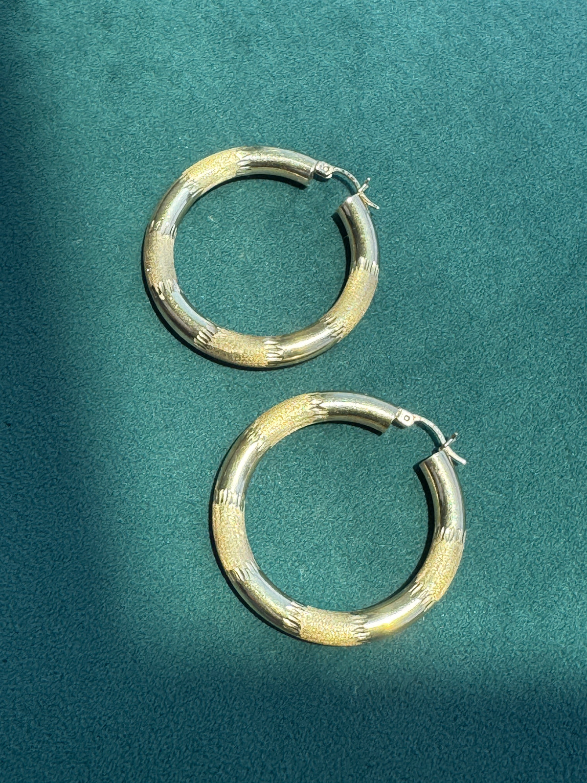 Vintage Y2K 14K Gold Diamond Cut Tube Hoop Earrings 1.25 Inch Latch Closure