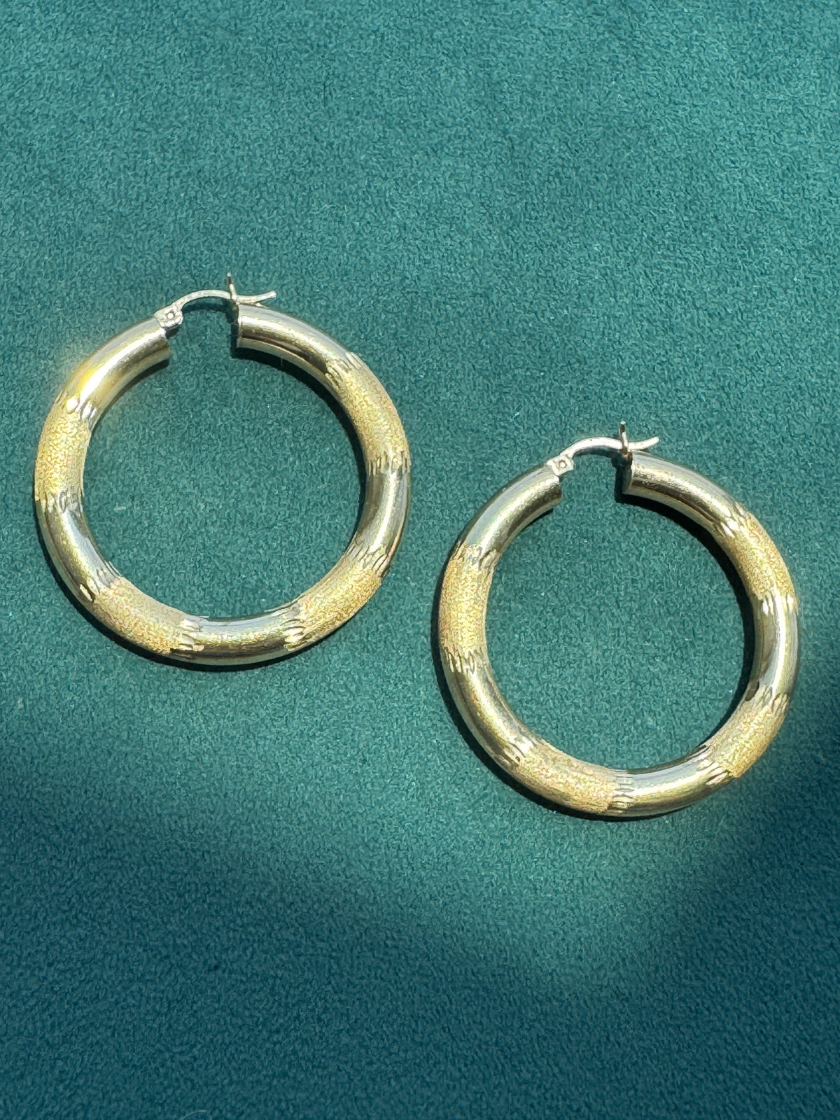 Vintage Y2K 14K Gold Diamond Cut Tube Hoop Earrings 1.25 Inch Latch Closure