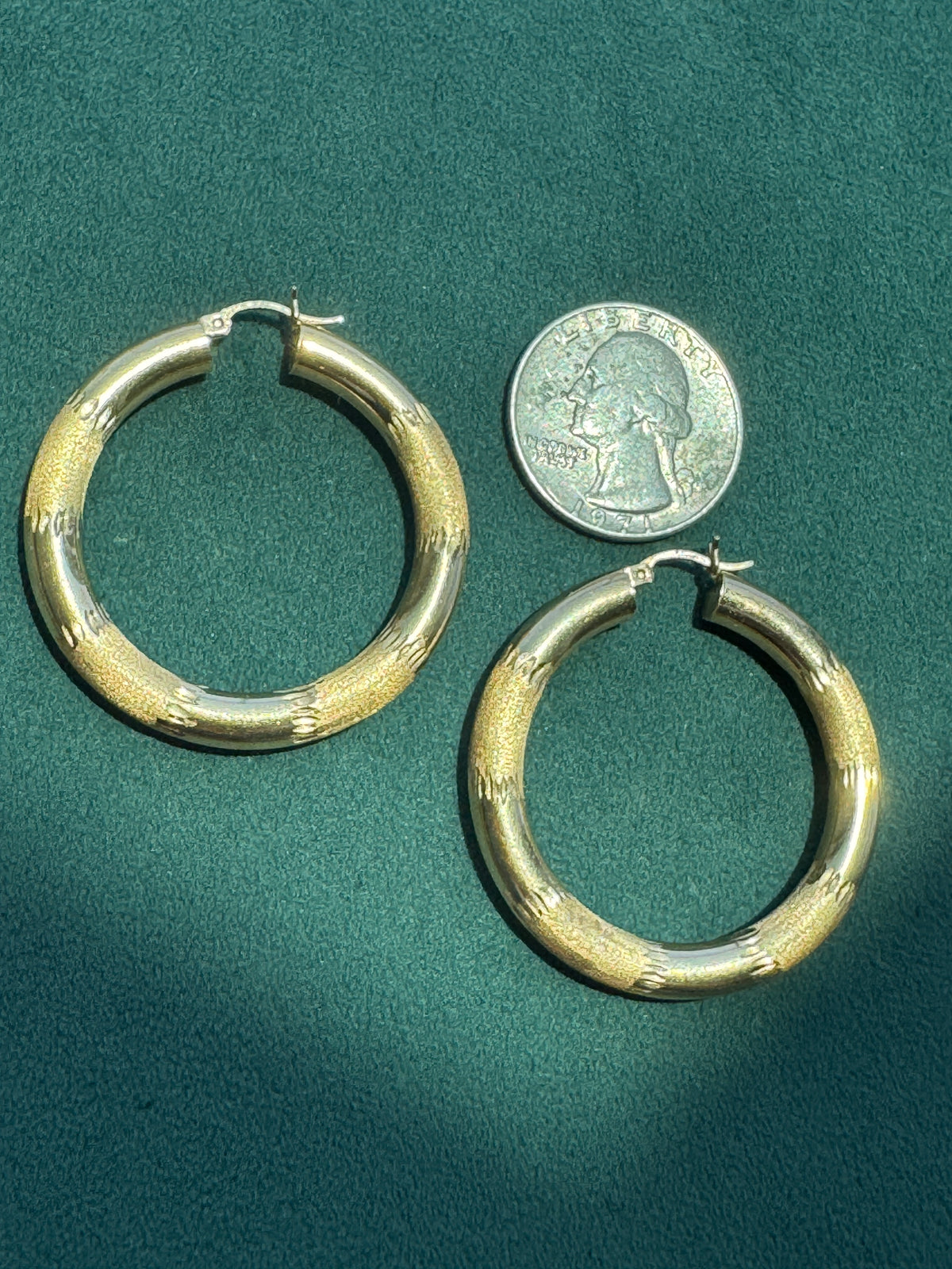 Vintage Y2K 14K Gold Diamond Cut Tube Hoop Earrings 1.25 Inch Latch Closure
