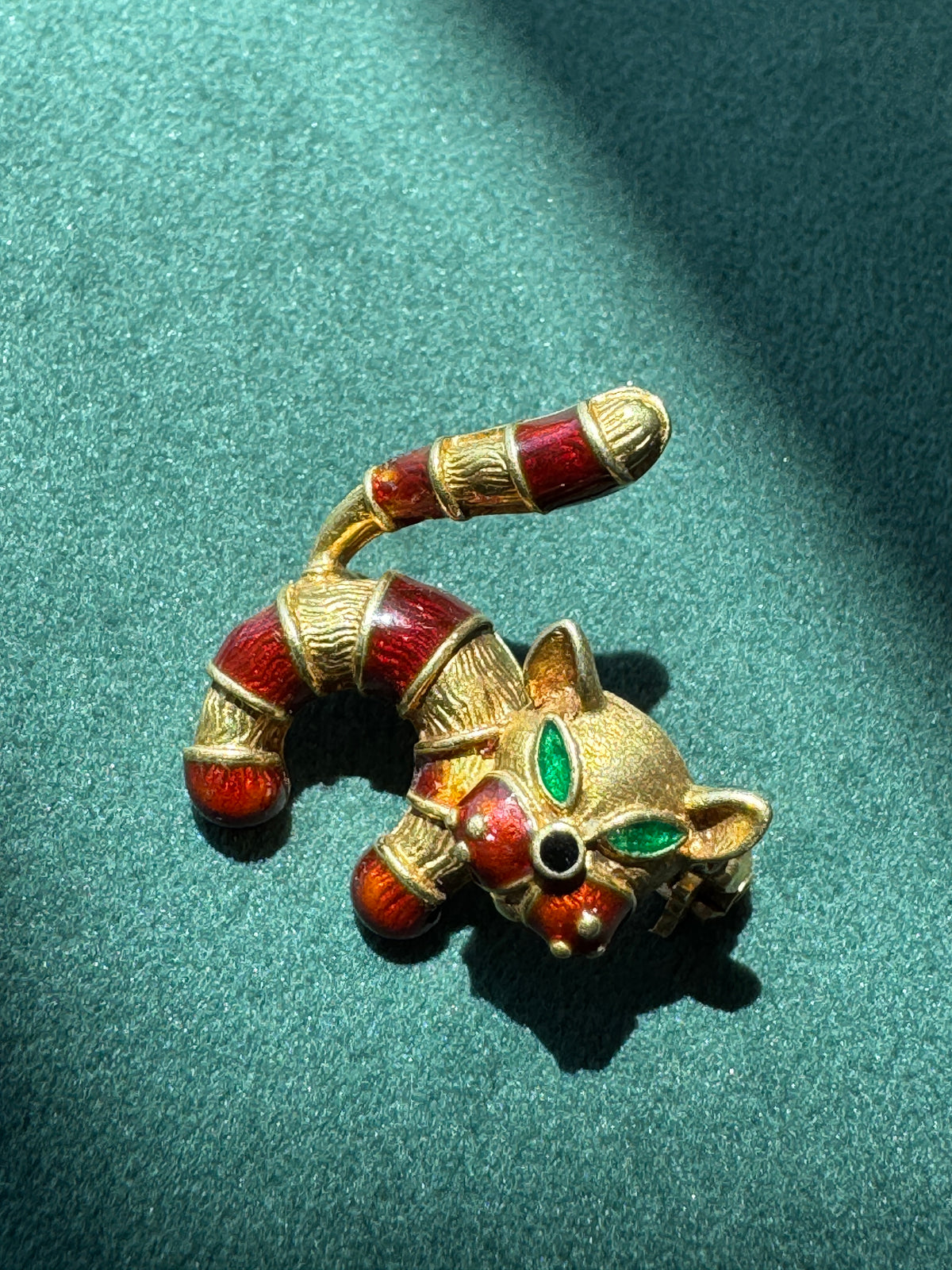 Vintage Unoaerre 18K Gold Enamel Cat Brooch Italian Designer Jewelry