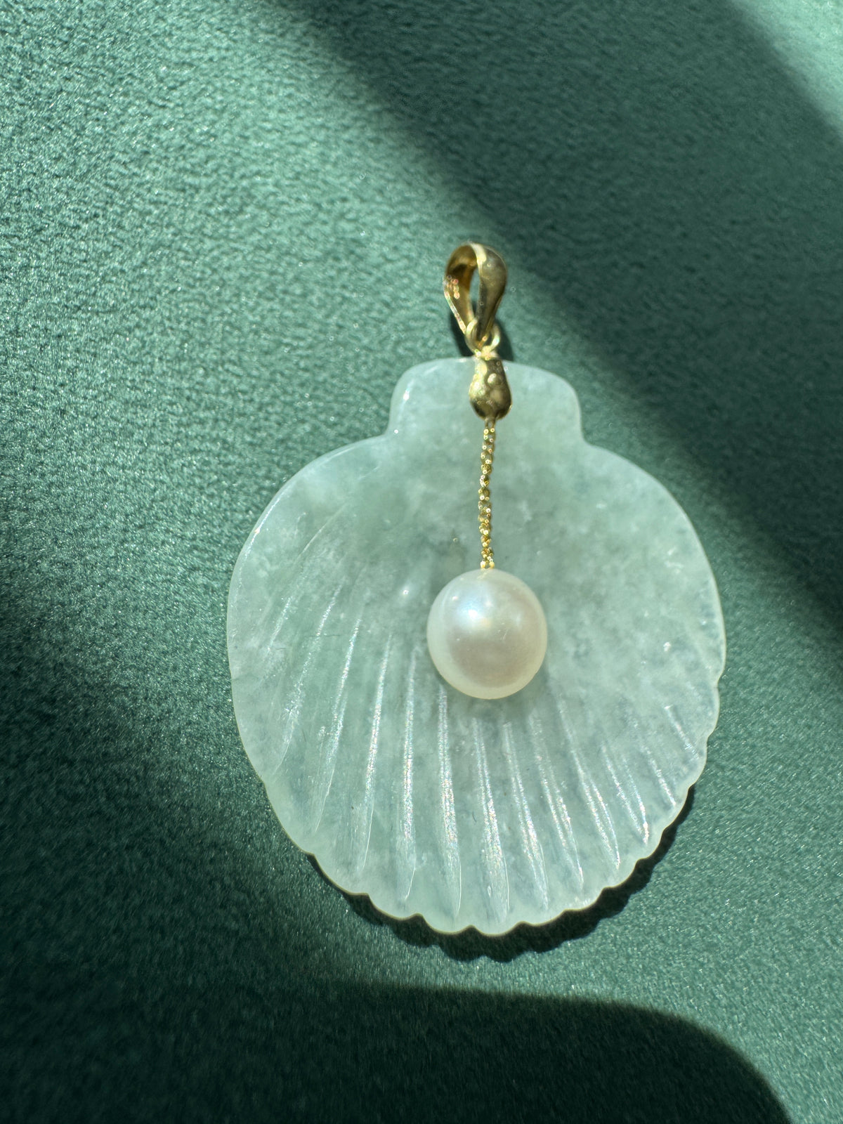 Vintage 14K Gold Carved Jade Scallop Shell Pendant Pearl Drop Hong Kong Mermaid Life