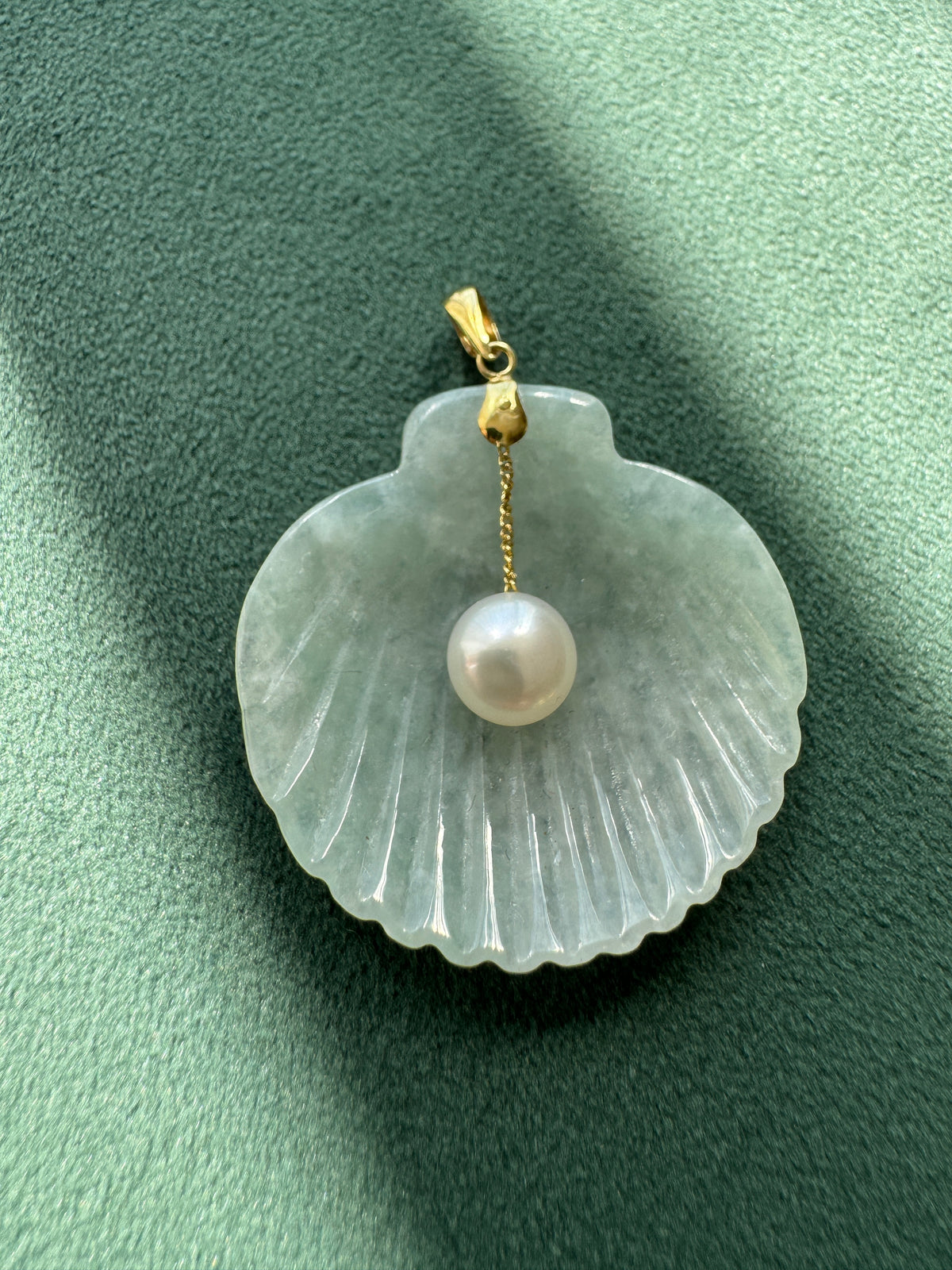 Vintage 14K Gold Carved Jade Scallop Shell Pendant Pearl Drop Hong Kong Mermaid Life