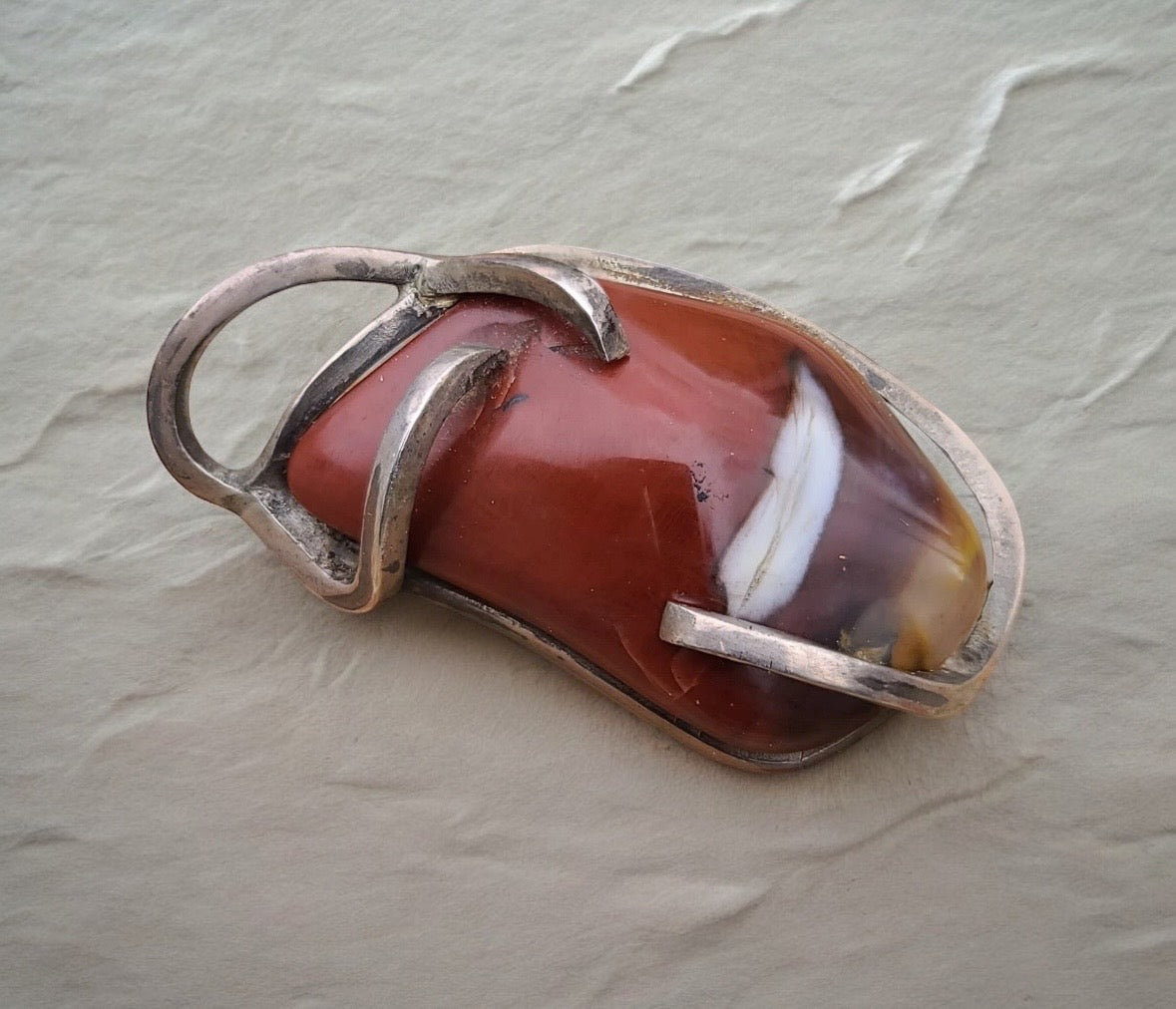 Estate vintage brutalist sterling silver brooch pin pendant with carnelian agate stone in abstract modernist design, dual-purpose jewelry measuring 61mm wide