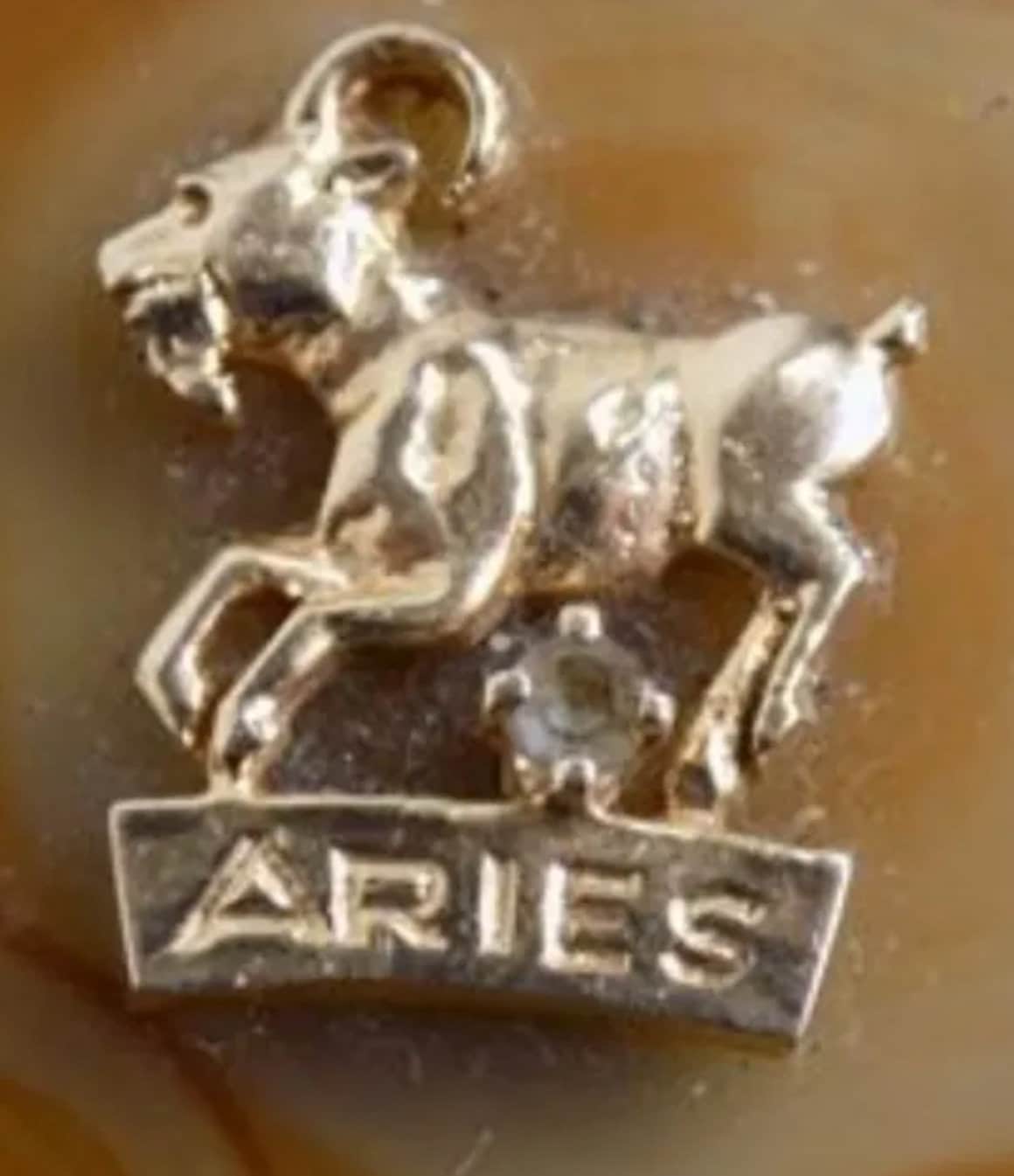 Vintage Zodiac Aries 14K Gold and Agate Pendant