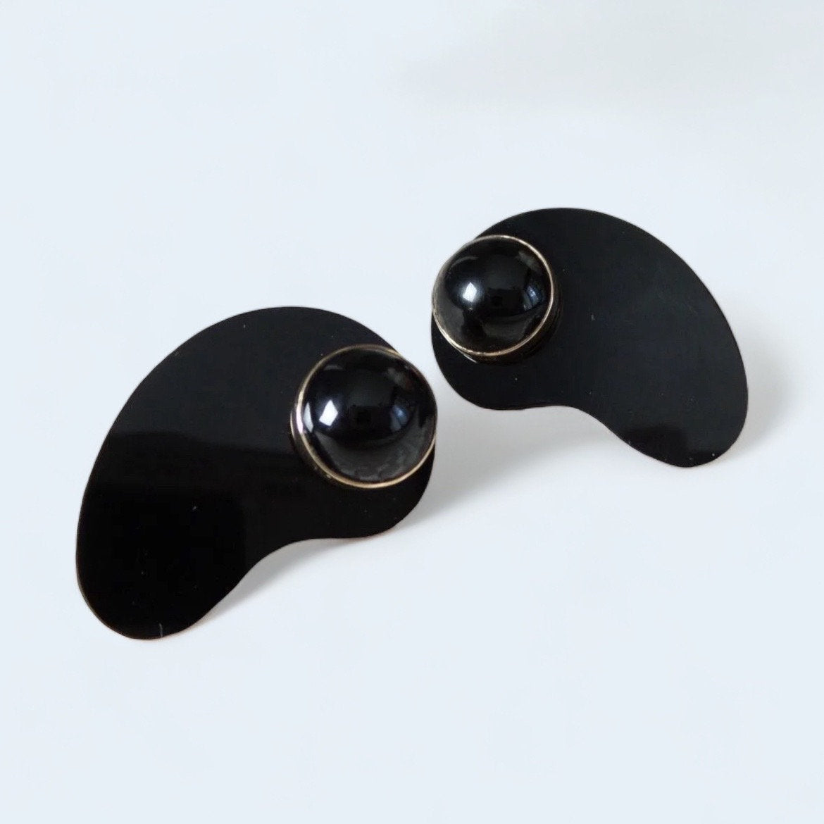 Mid-Century Modern Onyx Black Glass and 14K Yellow Gold Amoeba Earrings