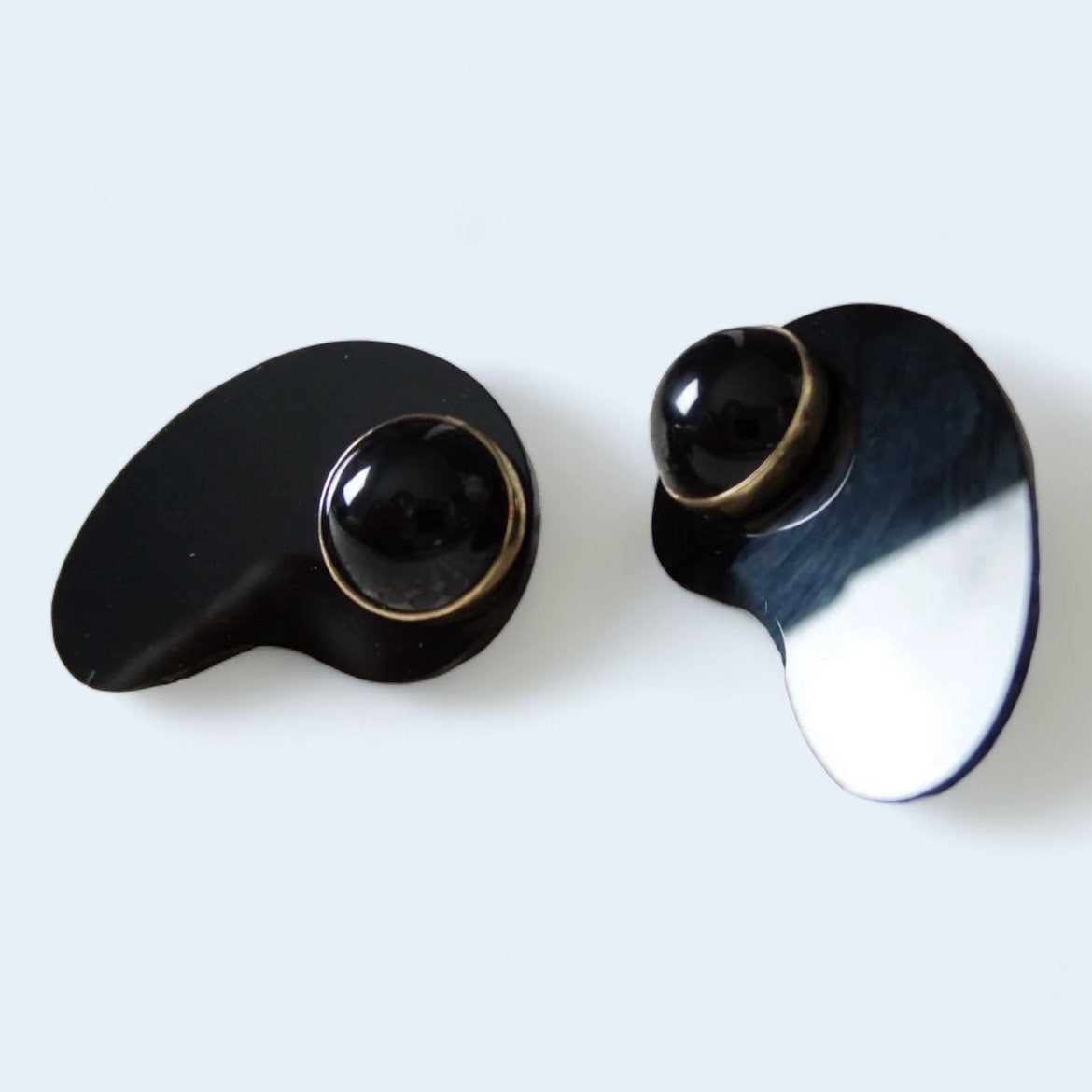 Mid-Century Modern Onyx Black Glass and 14K Yellow Gold Amoeba Earrings