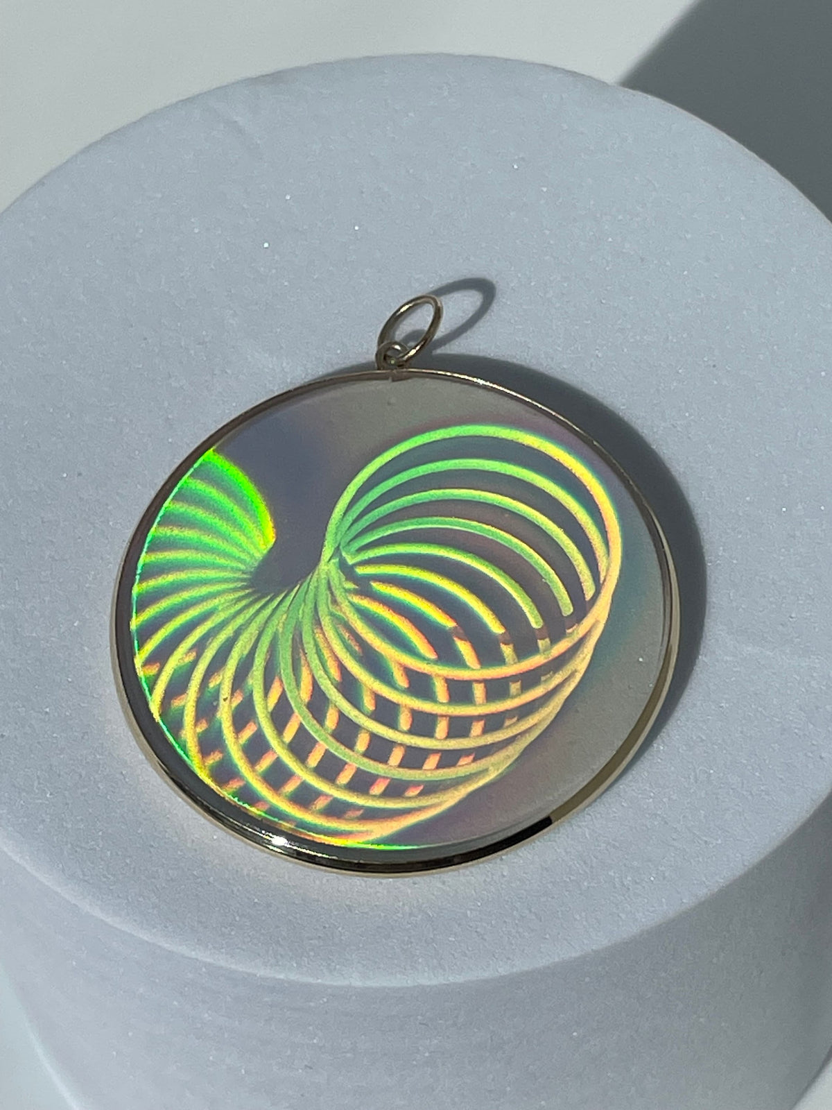 Vintage 9K Gold Slinky Hologram Pendant Novelty Y2K