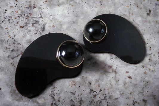 Mid-Century Modern Onyx Black Glass and 14K Yellow Gold Amoeba Earrings