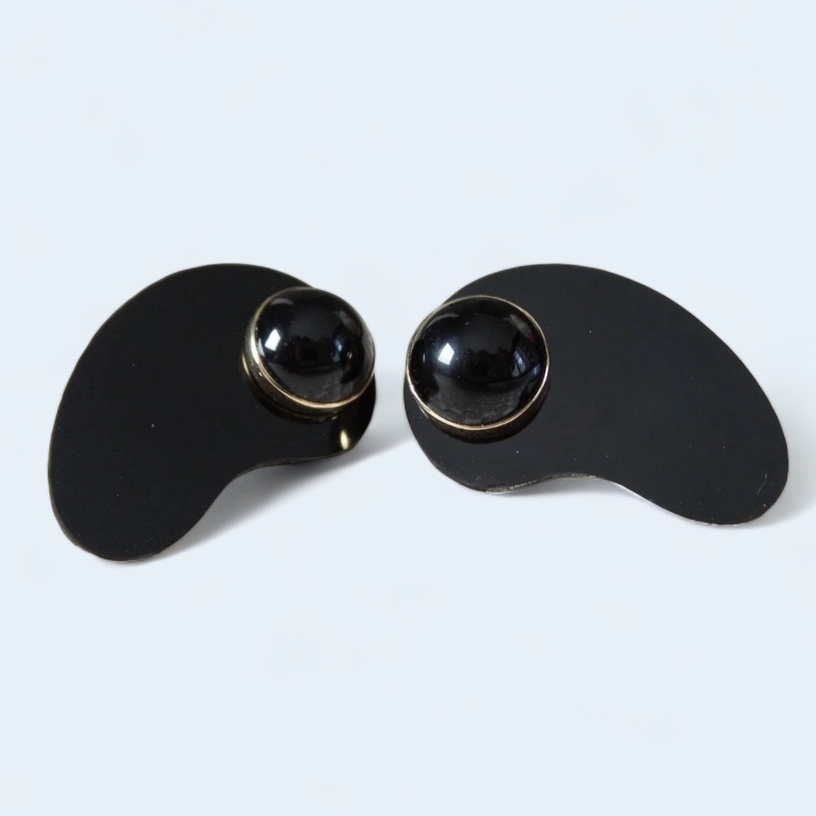 Mid-Century Modern Onyx Black Glass and 14K Yellow Gold Amoeba Earrings
