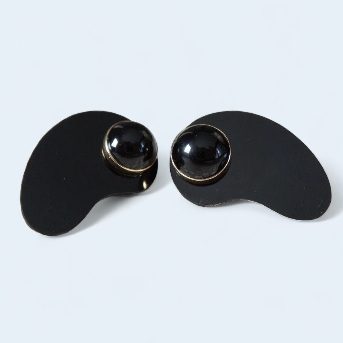 Mid-Century Modern Onyx Black Glass and 14K Yellow Gold Amoeba Earrings